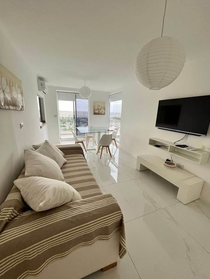 Departamento de 2 dormitorios en La Diva, piso alto con vista a Av. Colón