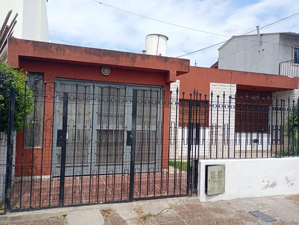 Casa de 2 dormitorios + departamento independiente en Residencial Vélez Sarsfield