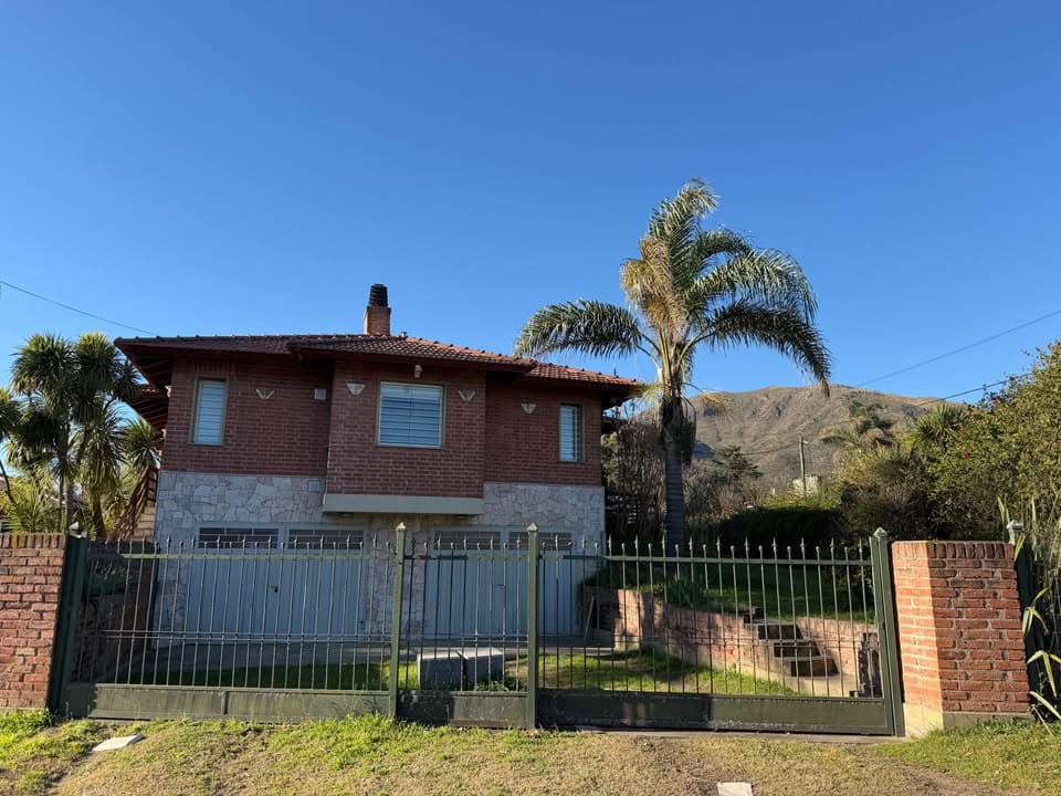 Casa de 4 dormitorios en Villa Edén con pileta, quincho y vista a las sierras
