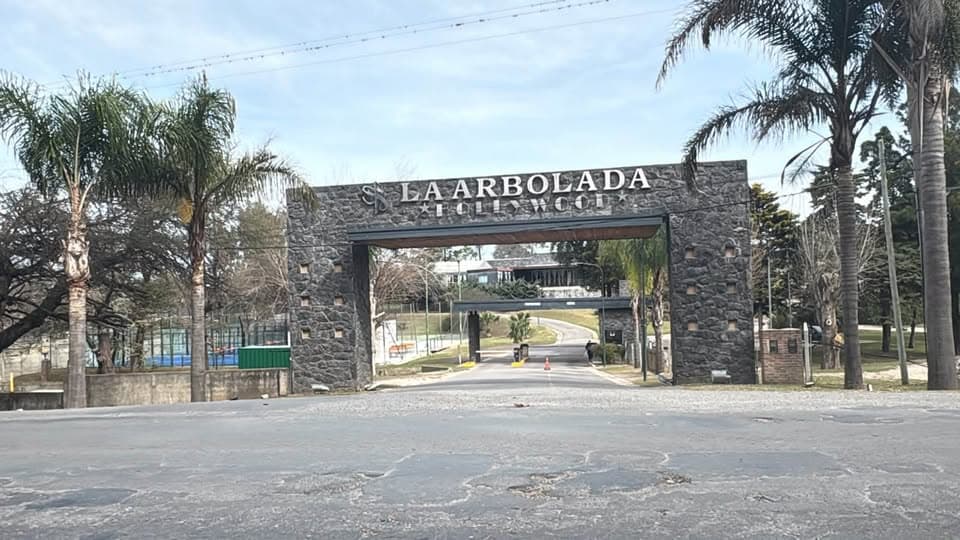 Lote de 1.400 m² en barrio privado La Arbolada